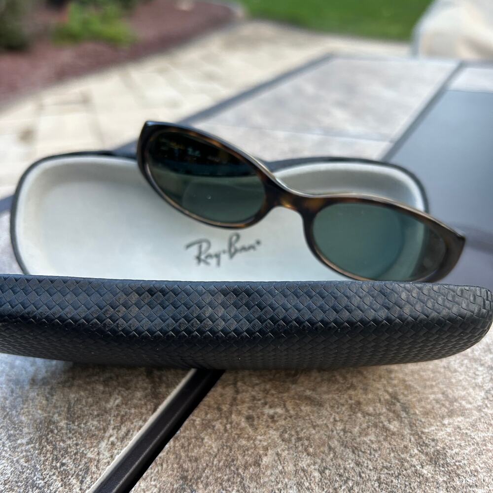 Vtg Ray-Ban RB2128
Sidestreet oval sunglasses Tortoise shell frame and case